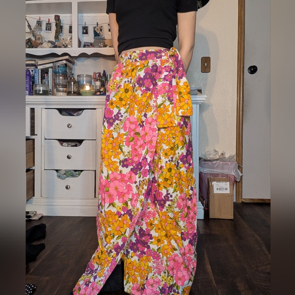 Vintage 60's/70's Beverly Vogue California women's small floral Wrap Skirt